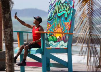 Macaé instala grande cadeira colorida na Praia dos Cavaleiros como novo ponto turístico para fotos, fortalecer a identidade da cidade e incentivar a divulgação nas redes sociais.
