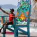 Macaé instala grande cadeira colorida na Praia dos Cavaleiros como novo ponto turístico para fotos, fortalecer a identidade da cidade e incentivar a divulgação nas redes sociais.