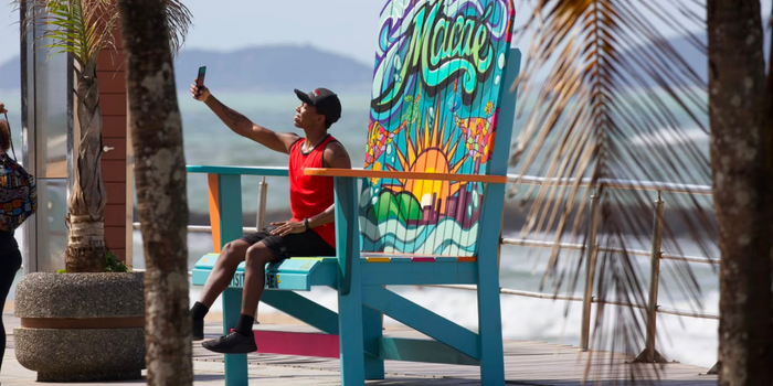 Macaé instala grande cadeira colorida na Praia dos Cavaleiros como novo ponto turístico para fotos, fortalecer a identidade da cidade e incentivar a divulgação nas redes sociais.