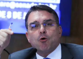 Flávio Bolsonaro critica decisão do governo brasileiro de reduzir relações diplomáticas com a Argentina após declarações de Javier Milei e defende mudança na política externa.