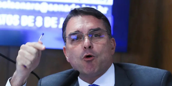 Flávio Bolsonaro critica decisão do governo brasileiro de reduzir relações diplomáticas com a Argentina após declarações de Javier Milei e defende mudança na política externa.