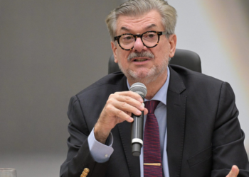 STJ pune Marco Buzzi com disponibilidade e propõe perda do cargo após acusações de assédio sexual.