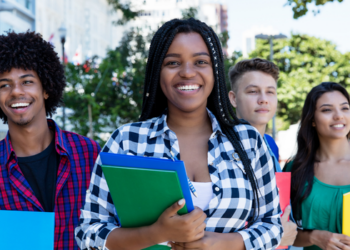 Estudante de Campinas tem bolsa integral do Prouni negada após análise de movimentações bancárias relacionadas a apostas. Caso levanta debate sobre critérios de comprovação de renda.