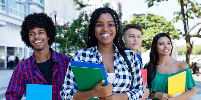 Estudante de Campinas tem bolsa integral do Prouni negada após análise de movimentações bancárias relacionadas a apostas. Caso levanta debate sobre critérios de comprovação de renda.