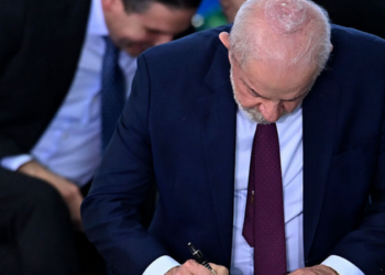 Lula veta trecho de projeto que concedia anistia a caminhoneiros multados pelos bloqueios de rodovias após as eleições de 2022.