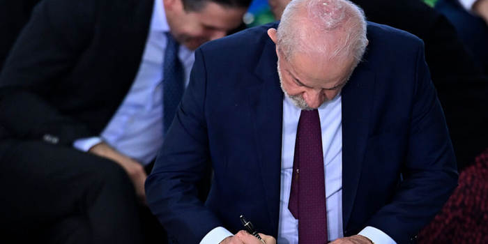 Lula veta trecho de projeto que concedia anistia a caminhoneiros multados pelos bloqueios de rodovias após as eleições de 2022.