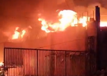 Incêndio atinge galpão da Suggar em Belo Horizonte durante a madrugada e mobiliza 21 bombeiros. Chamas foram controladas e causas do fogo serão apuradas.