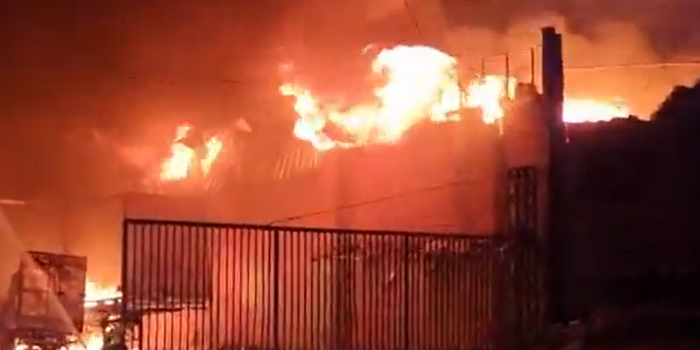 Incêndio atinge galpão da Suggar em Belo Horizonte durante a madrugada e mobiliza 21 bombeiros. Chamas foram controladas e causas do fogo serão apuradas.