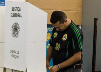 Jair Renan Bolsonaro, filho mais novo do ex-presidente Jair Bolsonaro, pretende concorrer a deputado federal por Santa Catarina nas eleições de 2026 pelo PL.