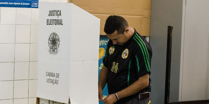 Jair Renan Bolsonaro, filho mais novo do ex-presidente Jair Bolsonaro, pretende concorrer a deputado federal por Santa Catarina nas eleições de 2026 pelo PL.