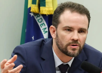 Ministro Dario Durigan diz que juros elevados são principal fator para aumento da dívida pública brasileira, que já ultrapassou R$ 9,2 trilhões.