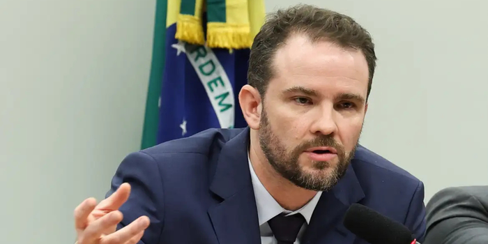 Ministro Dario Durigan diz que juros elevados são principal fator para aumento da dívida pública brasileira, que já ultrapassou R$ 9,2 trilhões.