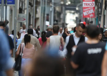 Colesterol alto pode permanecer sem sintomas e aumentar o risco de infarto e AVC. Exames ajudam a identificar alterações e orientar a prevenção.