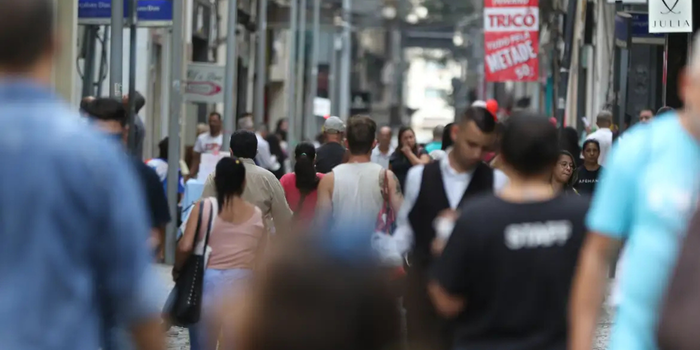 Colesterol alto pode permanecer sem sintomas e aumentar o risco de infarto e AVC. Exames ajudam a identificar alterações e orientar a prevenção.