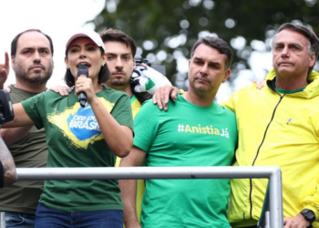 Defesa de Jair Bolsonaro pede ao STF autorização para que Carlos, Jair Renan e Flávio Bolsonaro visitem o ex-presidente no Dia dos Pais.