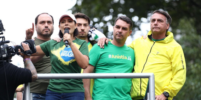 Defesa de Jair Bolsonaro pede ao STF autorização para que Carlos, Jair Renan e Flávio Bolsonaro visitem o ex-presidente no Dia dos Pais.
