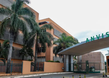Anvisa suspende venda de seis tipos de sal pela internet após identificar falta de registro sanitário e informações consideradas enganosas.
