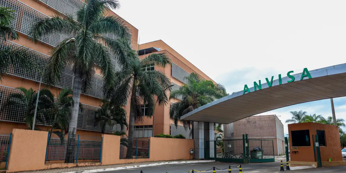 Anvisa suspende venda de seis tipos de sal pela internet após identificar falta de registro sanitário e informações consideradas enganosas.