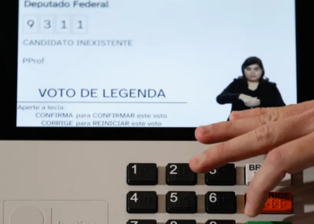 Eleições de 2026 terão urnas eletrônicas com novos recursos de acessibilidade, incluindo fonte mais legível, barra de progresso e melhorias em Libras.