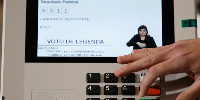 Eleições de 2026 terão urnas eletrônicas com novos recursos de acessibilidade, incluindo fonte mais legível, barra de progresso e melhorias em Libras.