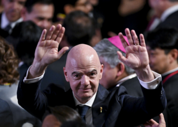 Gianni Infantino, presidente da FIFA, negou acusações sobre suposto relacionamento com funcionária da UEFA e questionamentos envolvendo promoção, indenização e financiamento de estudos.