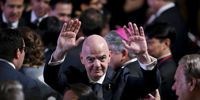 Gianni Infantino, presidente da FIFA, negou acusações sobre suposto relacionamento com funcionária da UEFA e questionamentos envolvendo promoção, indenização e financiamento de estudos.