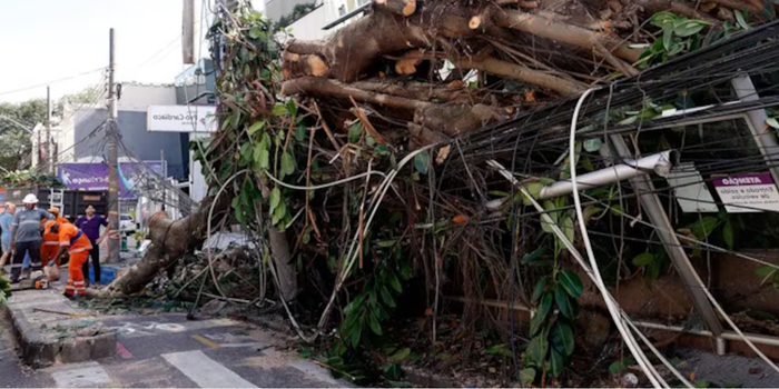 Vendaval no Rio deixa cerca de 4 mil clientes da Light sem energia pelo quarto dia. Moradores protestam e Defensoria aciona a Justiça.
