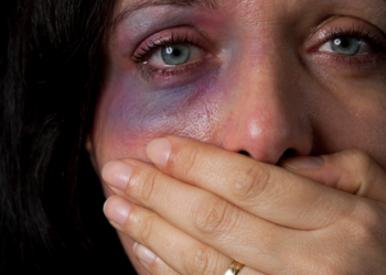 Lei Maria da Penha completa duas décadas como marco de proteção, mas violência doméstica e feminicídios permanecem em níveis elevados.
