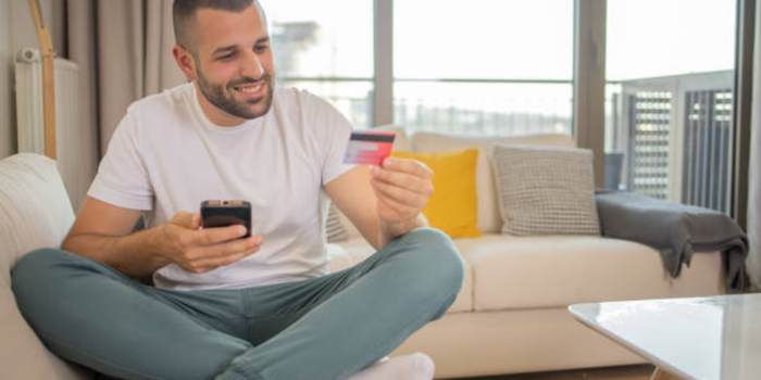 Brasil lidera ranking de compras motivadas por influenciadores, com 48% dos consumidores impactados por recomendações nas redes sociais.