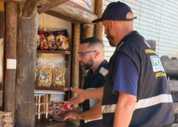Procon autua a Enel após falta de energia em Costazul, Rio das Ostras, afetar moradores e cerca de 30 estabelecimentos comerciais.