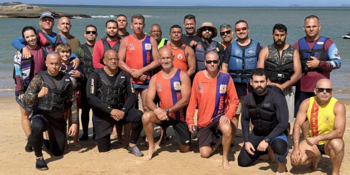 Defesa Civil de Rio das Ostras capacita seis novos pilotos de moto aquática para apoiar emergências e reforçar a segurança nas praias.