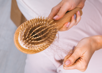 Sonhar com cabelo caindo pode simbolizar insegurança, autoestima, medo de mudanças e preocupações. Veja possíveis interpretações psicológicas e espirituais.