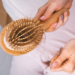 Sonhar com cabelo caindo pode simbolizar insegurança, autoestima, medo de mudanças e preocupações. Veja possíveis interpretações psicológicas e espirituais.