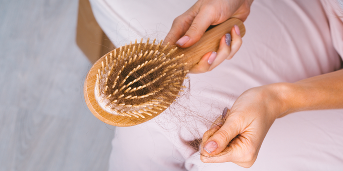 Sonhar com cabelo caindo pode simbolizar insegurança, autoestima, medo de mudanças e preocupações. Veja possíveis interpretações psicológicas e espirituais.