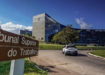 Entenda o que caracteriza assédio eleitoral no ambiente de trabalho, quais práticas são proibidas, como denunciar e quais consequências podem atingir empregadores.