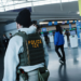 Professor brasileiro de jiu-jítsu Thiago Brito foi detido pelo ICE nos EUA durante viagem para Orlando. Academia arrecada recursos para defesa jurídica.