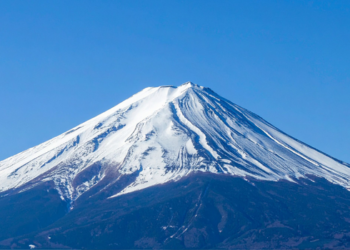 Polícia japonesa advertiu pai após filho de 7 anos ser deixado sozinho durante subida ao Monte Fuji.