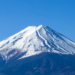 Polícia japonesa advertiu pai após filho de 7 anos ser deixado sozinho durante subida ao Monte Fuji.