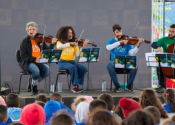 Brasil de Tuhu realiza 10 concertos para mais de 1.200 estudantes de escolas públicas de Macaé.