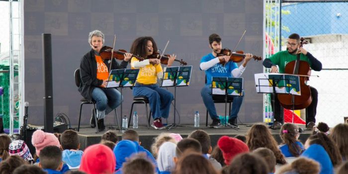 Brasil de Tuhu realiza 10 concertos para mais de 1.200 estudantes de escolas públicas de Macaé.