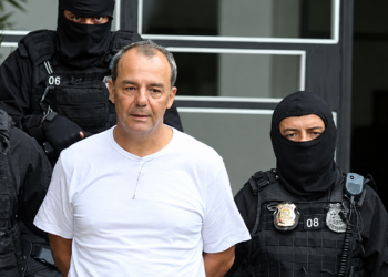 Justiça do Rio condena Sérgio Cabral por esquema de privilégios que incluía TV de 65 polegadas, home theater, alimentos e visitas facilitadas.