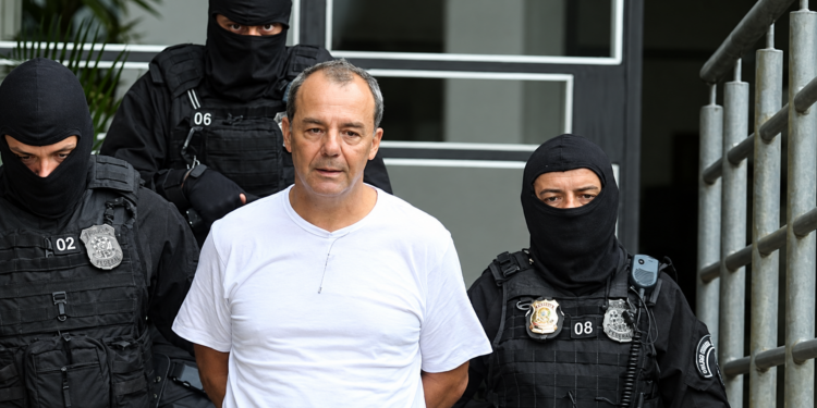 Justiça do Rio condena Sérgio Cabral por esquema de privilégios que incluía TV de 65 polegadas, home theater, alimentos e visitas facilitadas.
