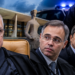 Edson Fachin suspende decisões de André Mendonça e Flávio Dino sobre a direção da PF e mantém Andrei Rodrigues no cargo até nova análise do Supremo.