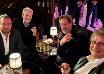 Foto encontrada pela Polícia Federal no celular de Daniel Vorcaro mostra Paulo Gonet ao lado do ex-banqueiro em Londres; PGR confirmou autenticidade.