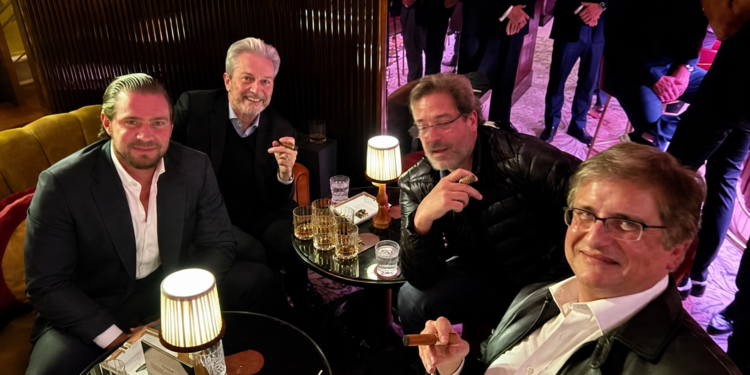 Foto encontrada pela Polícia Federal no celular de Daniel Vorcaro mostra Paulo Gonet ao lado do ex-banqueiro em Londres; PGR confirmou autenticidade.