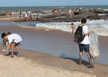 Praia dos Cavaleiros recebe mutirão de limpeza neste sábado (19), em Macaé, com participação de moradores, projetos ambientais e escoteiros.