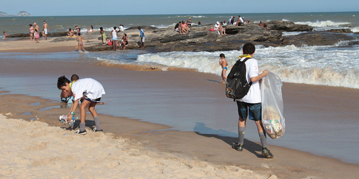 Praia dos Cavaleiros recebe mutirão de limpeza neste sábado (19), em Macaé, com participação de moradores, projetos ambientais e escoteiros.