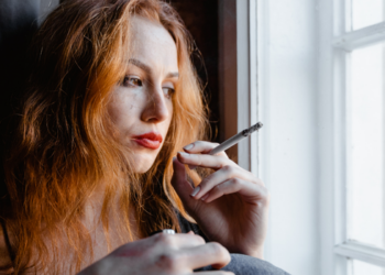 Aumento recente do tabagismo entre mulheres reforça o alerta para doenças relacionadas ao cigarro e para a importância da prevenção.