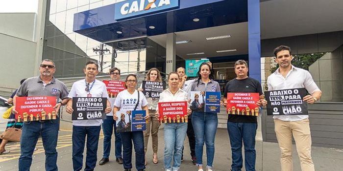 Greve da Caixa continua após rejeição da proposta para o novo acordo coletivo. Saúde Caixa é o principal ponto de divergência.