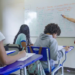 Estudo do Instituto Semesp aponta queda no número de professores jovens e crescimento dos docentes com 60 anos ou mais no ensino médio brasileiro.